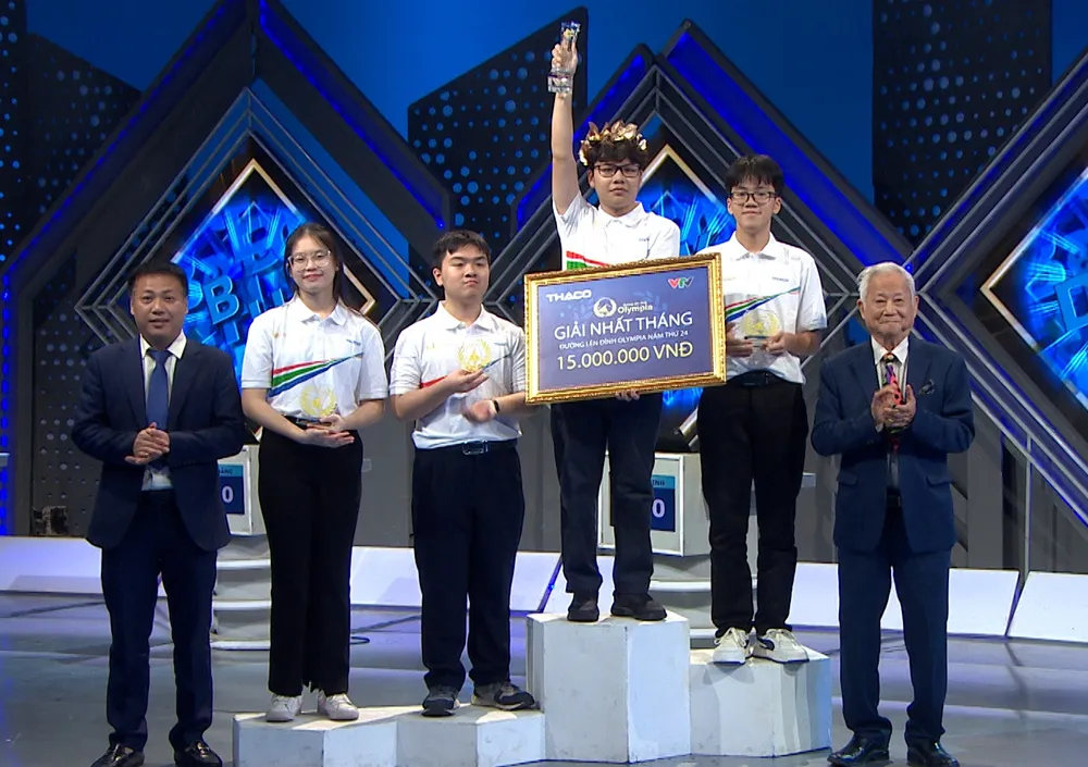 Bốn thí sinh ở cuộc thi tháng 5-2024 chương trình Đường lên đỉnh Olympia của Đài truyền hình Việt Nam. Ảnh: VTV Đường lên đỉnh Olympia tuyển thẳng đại học 2024