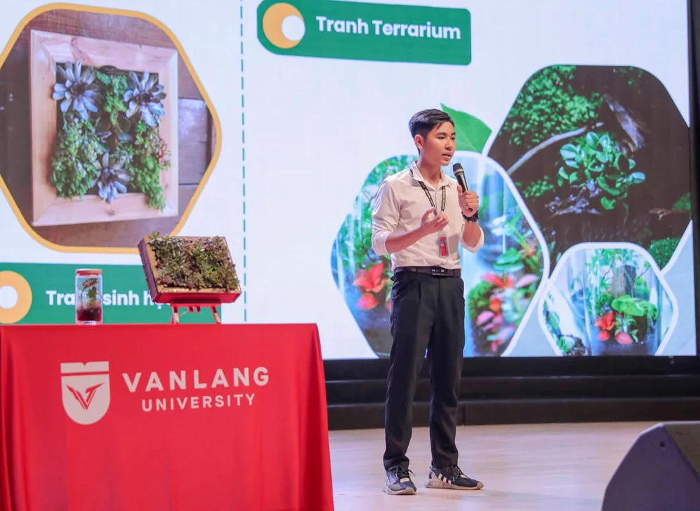 Đại diện nhóm Tranh sinh học thuyết trình tại chung kết khởi nghiệp y-tuong-khoi-nghiep-sinh-vien-chung-ket (1).jpg