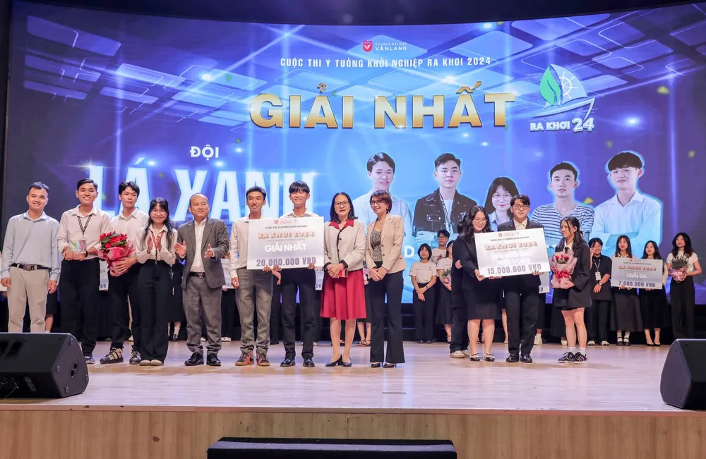 Các đội thi nhận giải thưởng tại chung kết. Ảnh: NTCC y-tuong-khoi-nghiep-sinh-vien-chung-ket (2).jpg