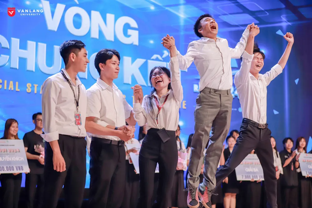 Niềm vui của đội giành giải nhất tại cuộc thi khởi nghiệp. Ảnh: NTCC Ý tưởng chung kết khởi nghiệp sinh viên chung kết