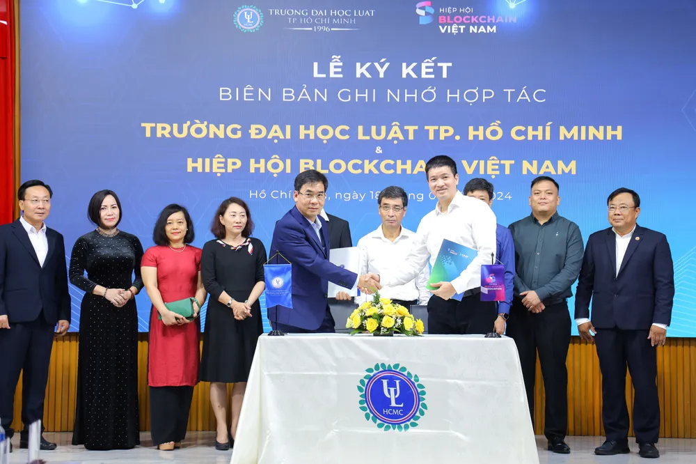 Hai bên ký kết hợp tác về phối hợp và tổ chức các hoạt động liên quan đến công nghệ Blockchain và AI. Ảnh: NTCC truong-dh-luat-tphcm-tro-ly-ao (1).jpg