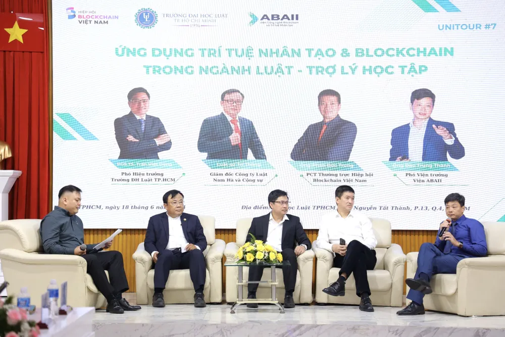 Các chuyên gia trao đổi tại tọa đàm của Trường ĐH Luật TP.HCM. Ảnh: NTCC Trường ĐH Luật TP.HCM trợ lý ảo