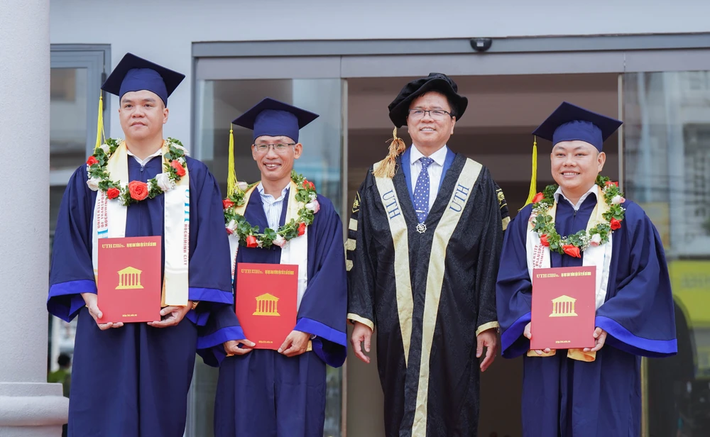 PGS.TS Nguyễn Xuân Phương chụp hình cùng các tân khoa tại lễ tốt nghiệp. Ảnh: NT le-tot-nghiep-trong-dh-giao-thong-van-tai-tphcm (1).jpg