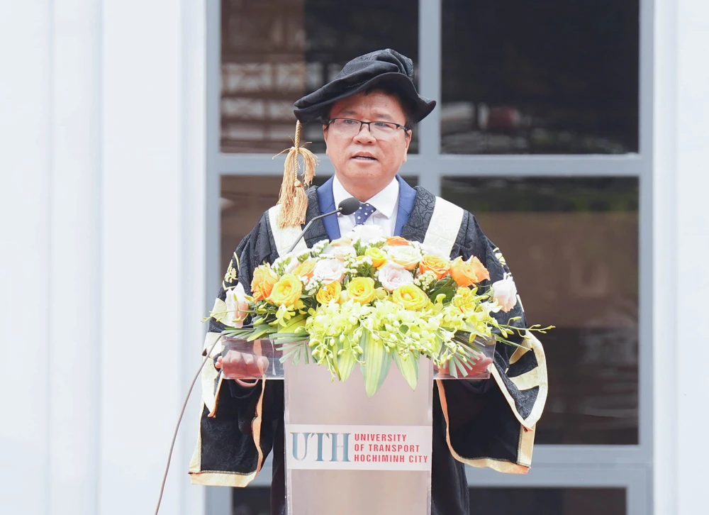 PGS.TS Nguyễn Xuân Phương le-tot-nghiep-trong-dh-giao-thong-van-tai-tphcm (2).jpg