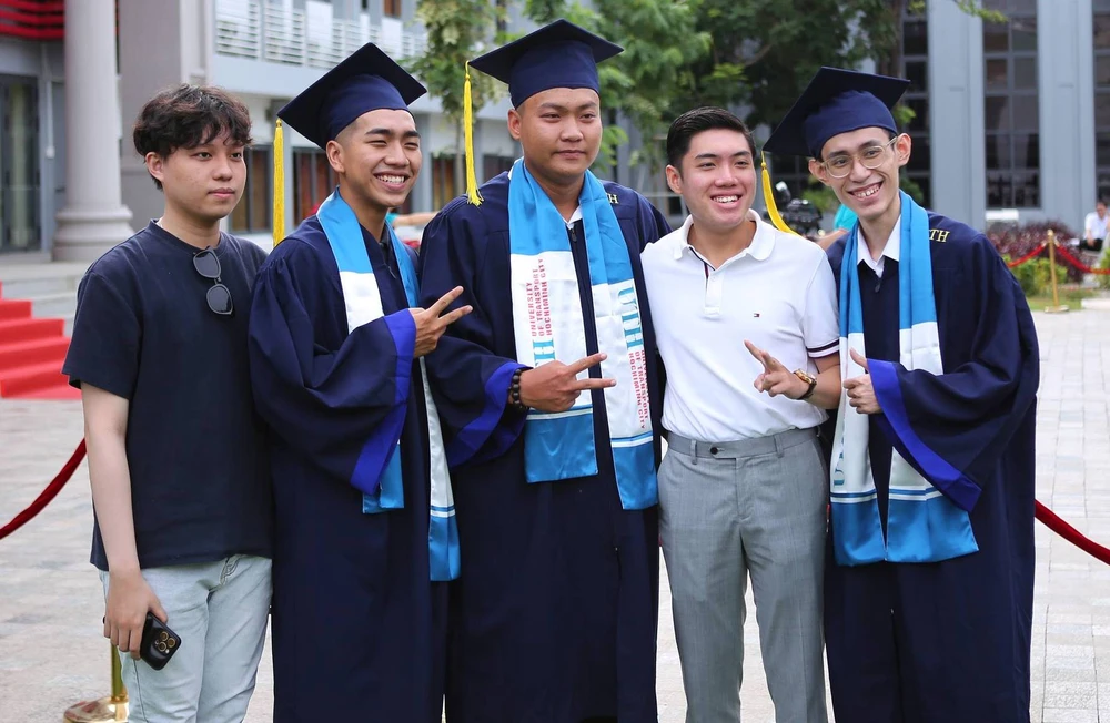 Niềm vui của các tân khoa tại Lễ tốt nghiệp của Trường ĐH Giao thông vận tải TP.HCM Lễ tốt nghiệp Trường ĐH Giao thông vận tải TP.HCM