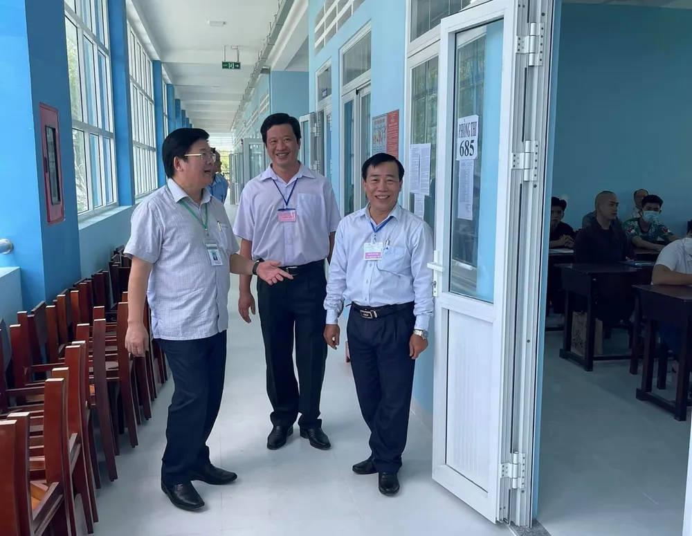 Đoàn công tác của hai trường ĐH tại TP.HCM làm nhiệm vụ kiểm tra kỳ thi tại tỉnh Đồng Tháp. Ảnh: NVCC thi-tot-nghiep-thpt-gian-hang-0-dong (2).jpg