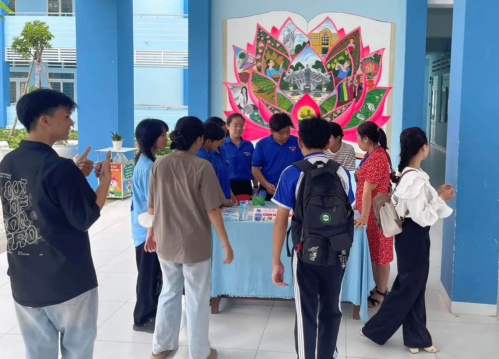 Gian hàng 0 đồng được mở ra để hỗ trợ thí sinh thi tốt nghiệp THPT. Ảnh: ĐL Thi tốt nghiệp THPT năm 2024