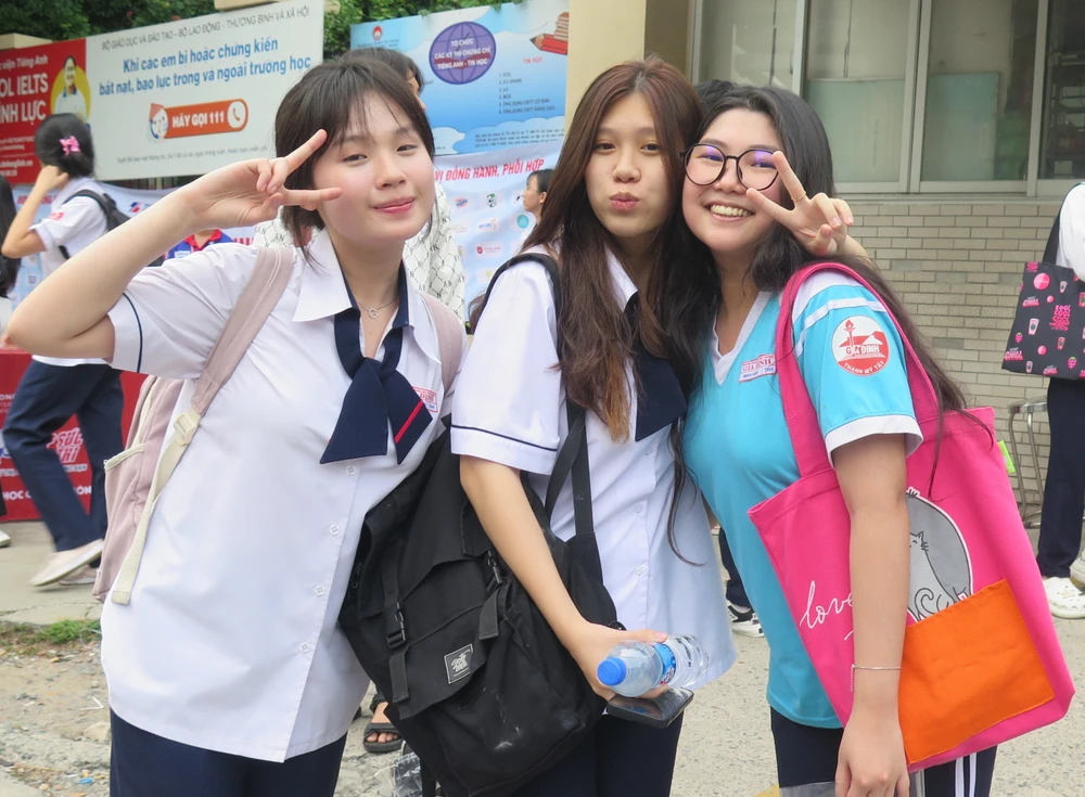 Thí sinh tại TP.HCM phấn khởi sau khi kết thúc bài thi tốt nghiệp THPT năm 2024. Ảnh: P.ANH Thi tốt nghiệp THPT năm 2024