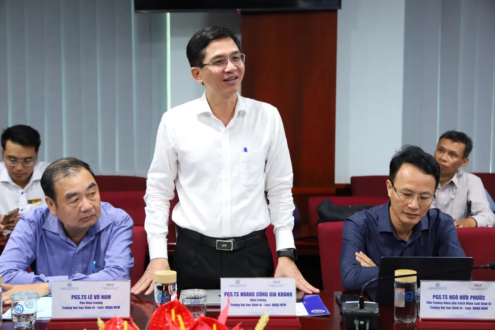 PGS.TS Hoàng Công Gia Khánh phát biểu tại buổi làm việc truong-dh-kinh-te-luat-bao-phap-luat (1).JPG