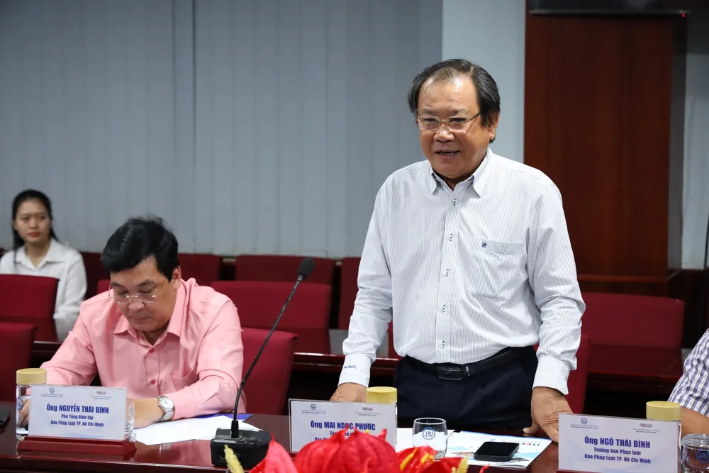 Tổng biên tập Mai Ngọc Phước trao đổi tại buổi làm việc truong-dh-kinh-te-luat-bao-phap-luat (3).JPG