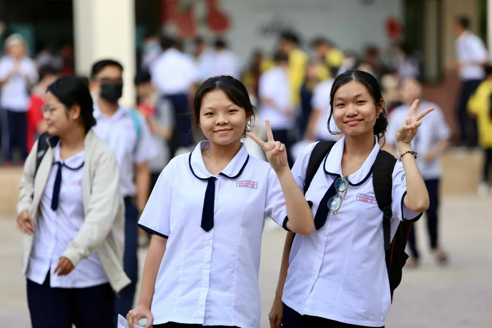 Thí sinh phấn khởi hoàn thành kỳ thi tốt nghiệp THPT năm 2024 vừa qua. Ảnh: TRƯỜNG GIANG điểm sàn thi tốt nghiệp THPT năm 2024