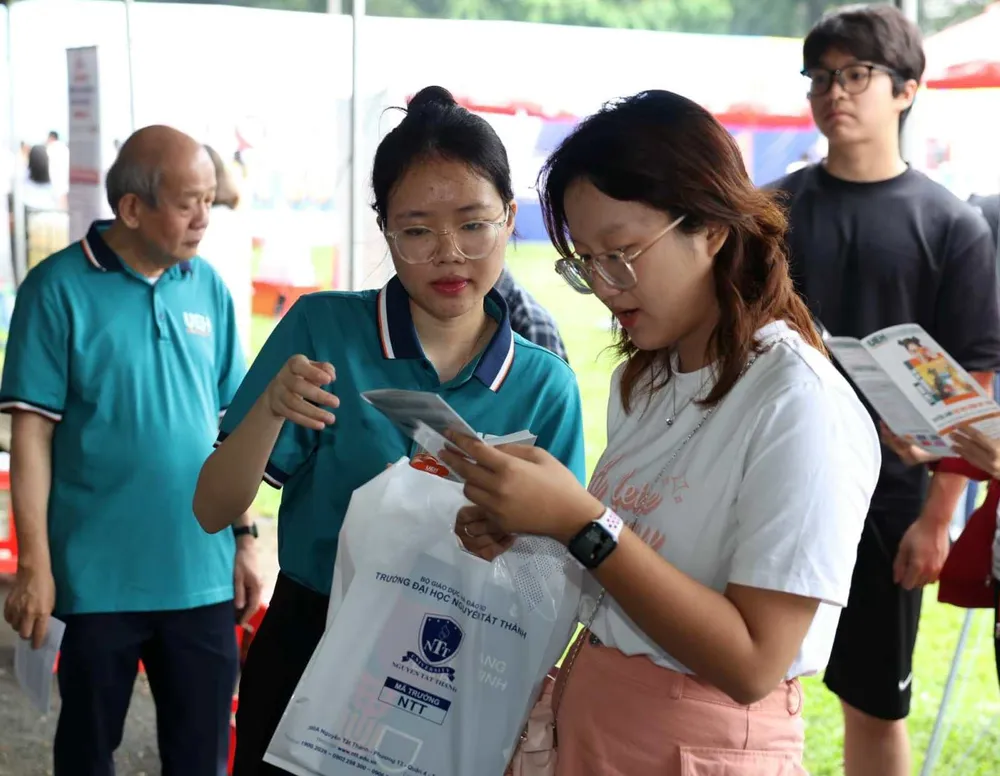 Thí sinh tìm hiểu thông tin xét tuyển tại ĐH Kinh tế TP.HCM. Ảnh: NT đăng ký xét tuyển đại học năm 2024