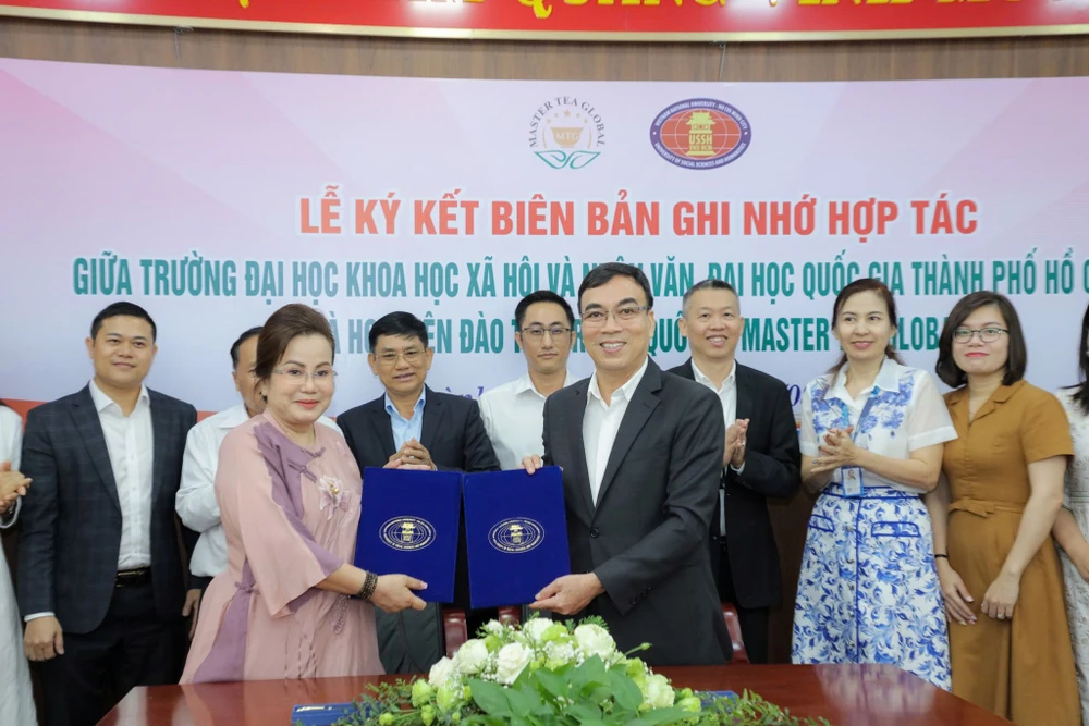 Trường ĐH Khoa học Xã hội và Nhân văn ký kết hợp tác cùng Học viện Trà sư quốc tế Master Tea Global để mở khóa học về trà đạo. Ảnh: BTC Đào tạo trà sư ở Việt Nam