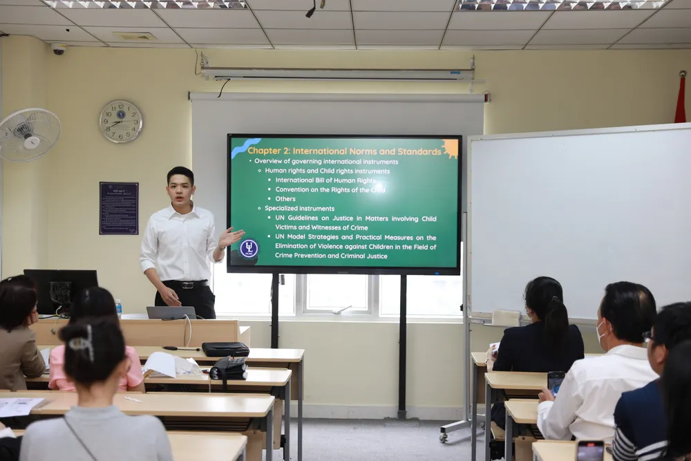 Để được tham gia khóa học, sinh viên phải đáp ứng trình độ tiếng Anh đầu vào tối thiểu là IELTS 5.5 hoặc tương đương. Trường ĐH Luật TP.HCM