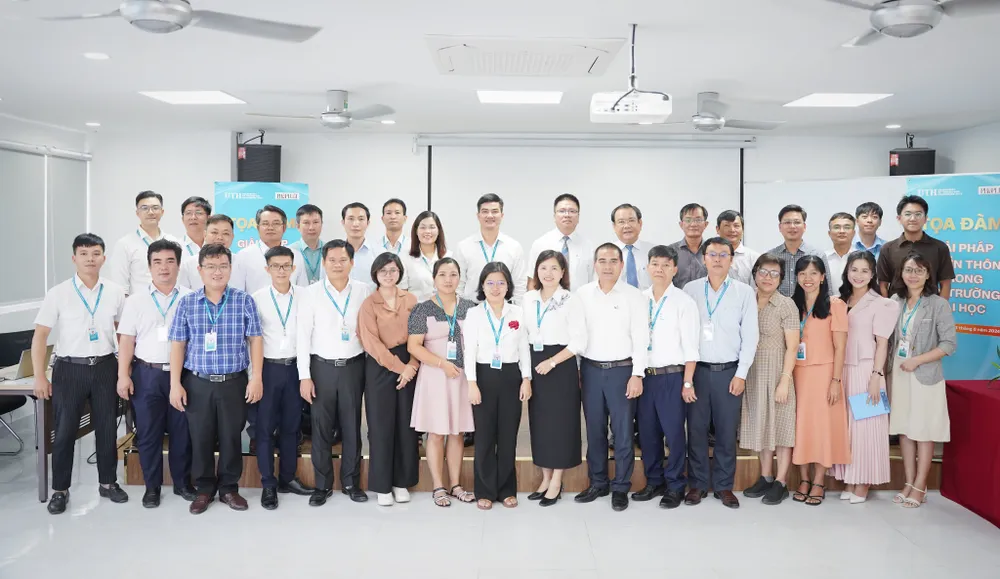 Các đại biểu tham gia tọa đàm chụp hình lưu niệm. Ảnh: THUẬN VĂN truyen-thong-noi-bo-truong-dai-hoc-1 (1).jpg