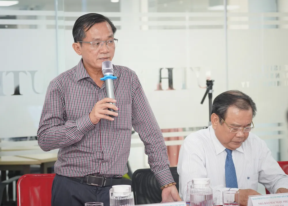 Nhà báo Nguyễn Đức Hiển, Phó Tổng Biên tập thường trực Báo Pháp Luật TP.HCM chia sẻ tại tọa đàm. Ảnh: THUẬN VĂN truyền thông nội bộ trường đại học