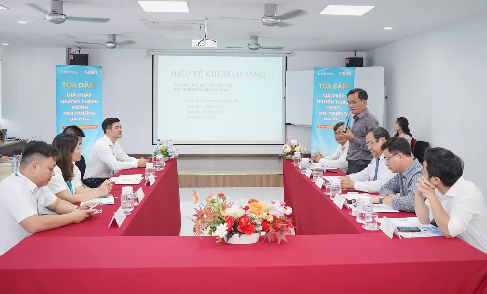 Quang cảnh tọa đàm về xử lý truyền thông. Ảnh: THUẬN VĂN truyen-thong-noi-bo-truong-dai-hoc (2).jpg