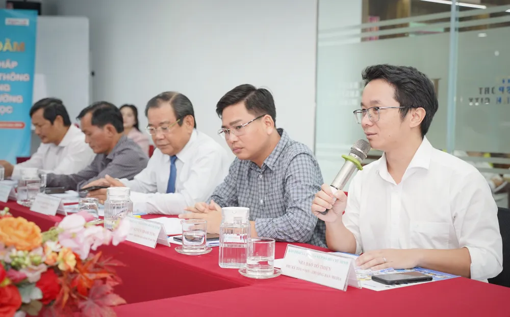 Nhà báo Đỗ Văn Thiện (đang phát biểu) cùng các nhà báo đến từ Báo Pháp Luật TP.HCM. Ảnh: THUẬN VĂN truyen-thong-noi-bo-truong-dai-hoc (8).jpg