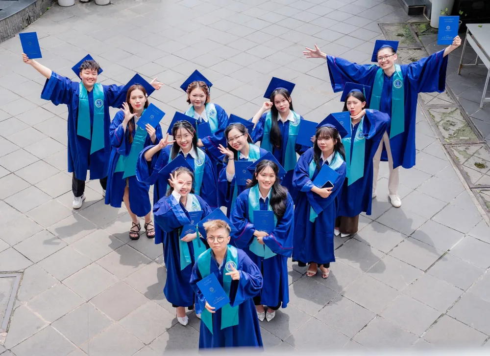 Võ Nguyễn Anh Thư (nữ, tóc vàng) chụp hình lưu niệm cùng bạn bè ngày tốt nghiệp. Ảnh: NTCC truong-dh-luat-tphcm-thu-khoa (2).jpg