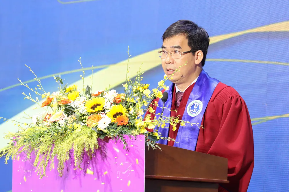 Tiến sĩ Lê Trường Sơn, Hiệu trưởng Trường ĐH Luật TP.HCM phát biểu chúc mừng tân cử nhân. truong-dh-luat-tphcm-le-tot-nghiep (1).JPG