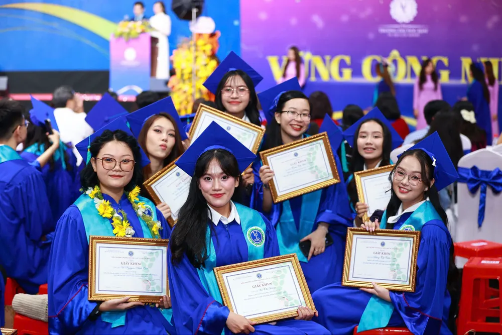Các tân cử nhân xuất sắc vui mừng khi được khen thưởng tại buổi lễ. Trường ĐH Luật TP.HCM lễ tốt nghiệp