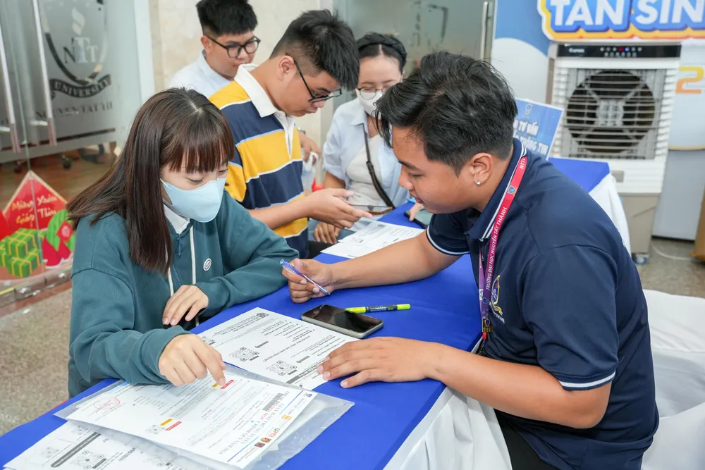 Tân sinh viên làm thủ tục nhập học tại Trường ĐH Nguyễn Tất Thành. Ảnh: NTT tan-sinh-vien-thu-tuc-nhap-hoc (3).JPG
