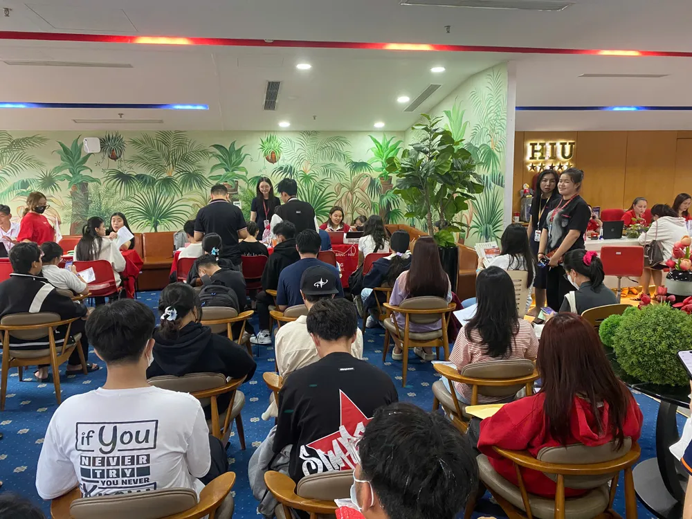 Đông đảo thí sinh, phụ huynh đến Trường ĐH Quốc tế Hồng Bàng nhập học. Ảnh: NT tan-sinh-vien-thu-tuc-nhap-hoc (5).jpg