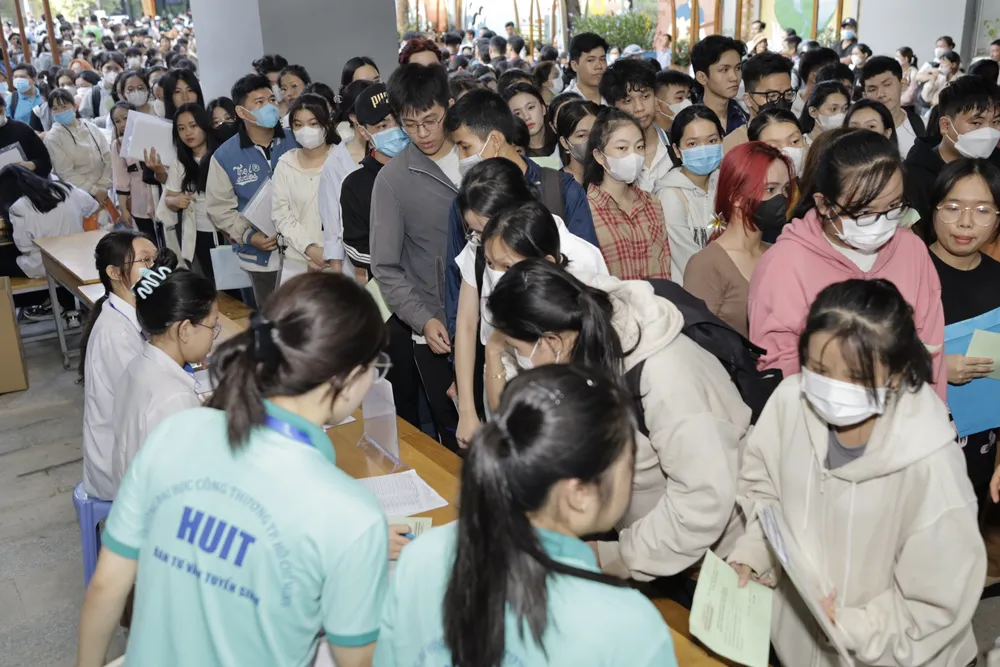 Cảnh làm thủ tục nhập học đông đúc, tấp nập sáng 20-8 tại Trường ĐH Công Thương TP.HCM Tân sinh viên làm thủ tục nhập học