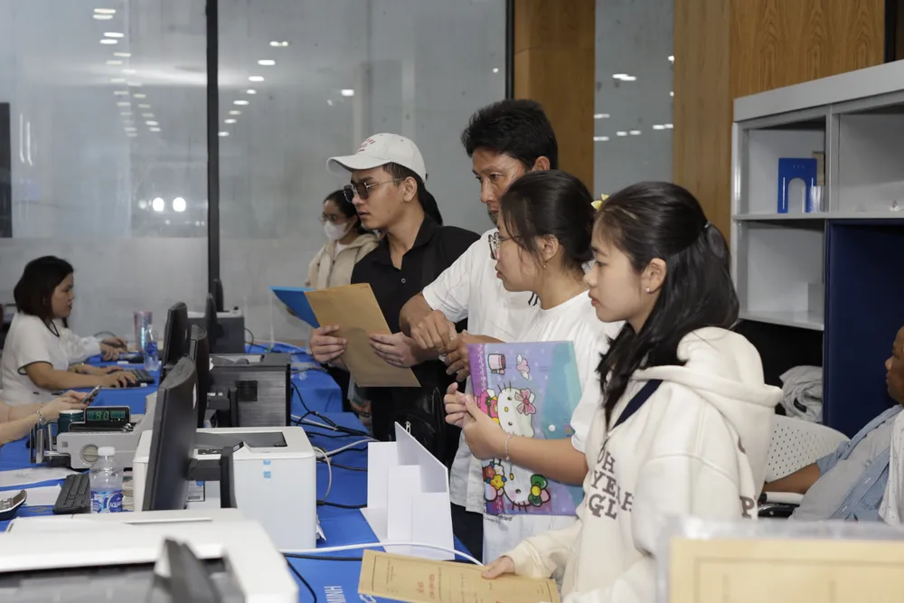 Phụ huynh, thí sinh được hướng dẫn làm các thủ tục trong ngày nhập học ở Trường ĐH Công Thương TP.HCM. Ảnh: XUÂN DƯƠNG tan-sinh-vien-thu-tuc-nhap-hoc (9).JPG