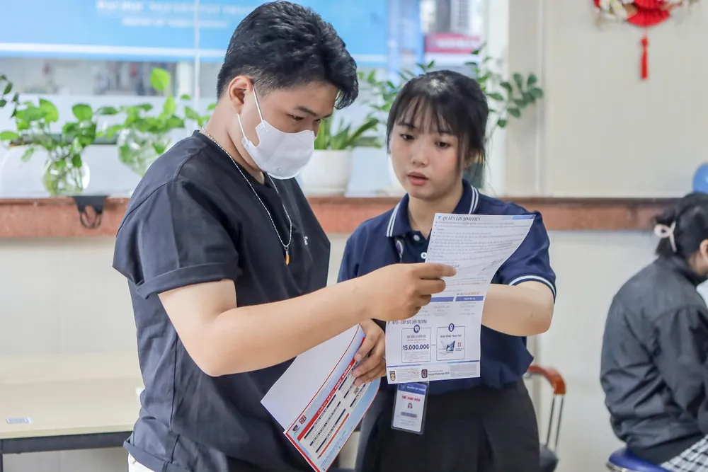 Thí sinh đã trúng tuyển làm thủ tục nhập học tại Trường ĐH Nguyễn Tất Thành Trường ĐH Xét tuyển bổ sung