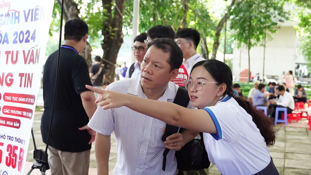 Phụ huynh, thí sinh đến Trường ĐH Bách khoa làm thủ tục nhập học năm 2024. Ảnh: QN muc-hoc-phi-dai-hoc-nghin-ti (6).jpg