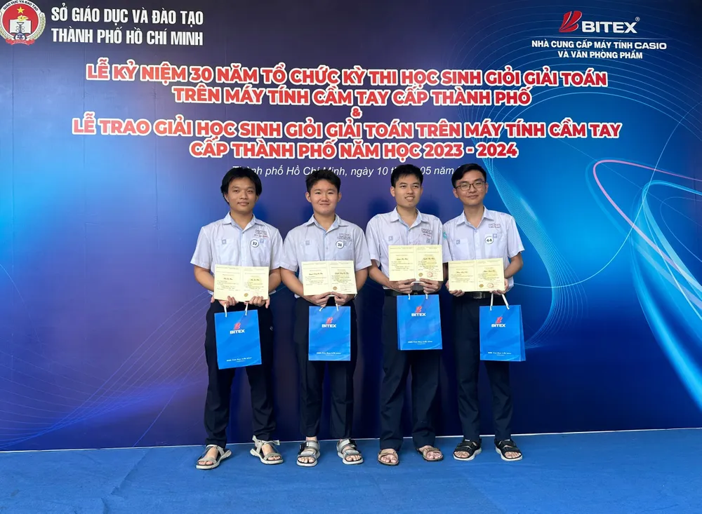 Hạo Thiên và Minh Tiến (bên phải) cùng đạt giải cao nhất ở cuộc thi máy tính. Ảnh: NVCC truong-dh-bach-khoa-thu-khoa (1).jpg