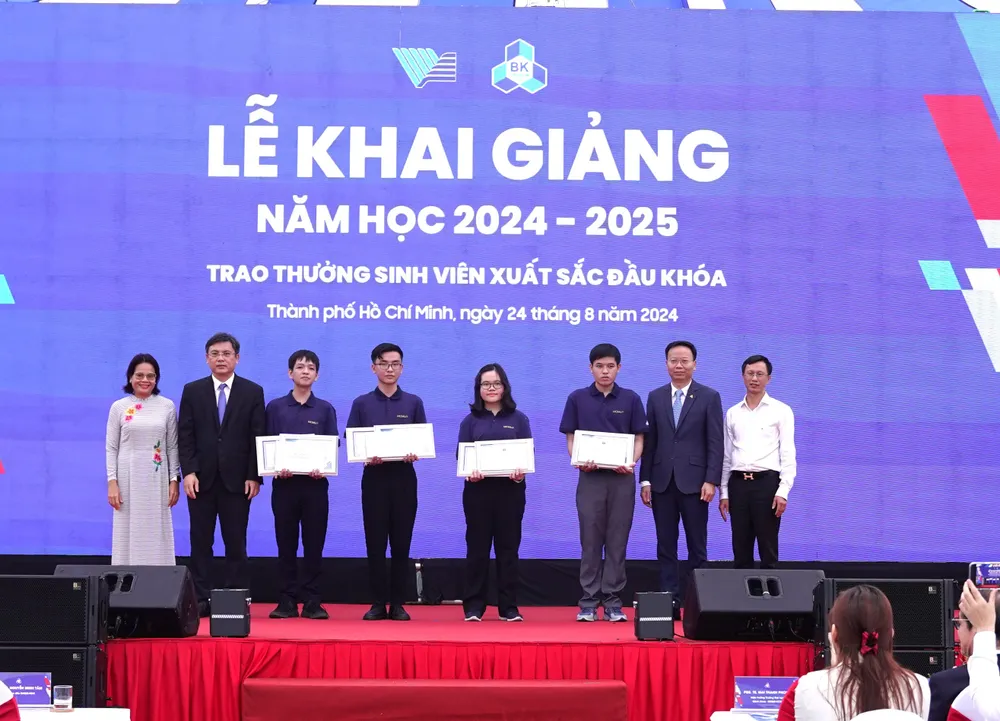 Bốn thủ khoa được được khen thưởng tại Lễ khai giảng sáng 24-8. Trường ĐH Bách khoa khen thưởng thủ khoa
