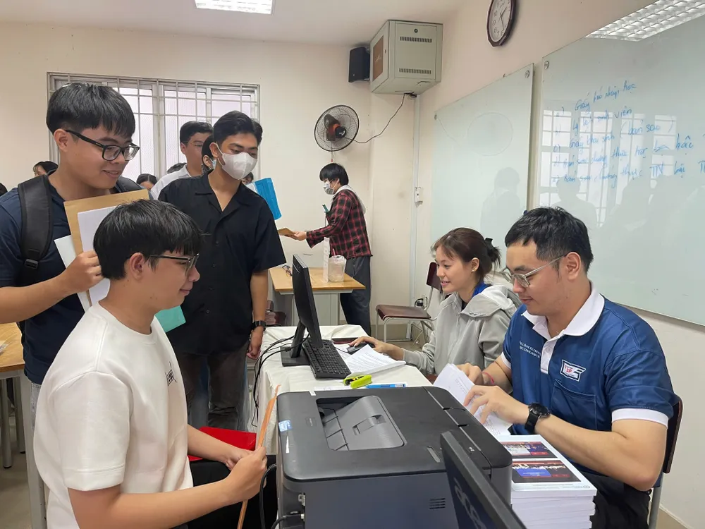 Thí sinh trúng tuyển làm thủ tục nhập học tại Trường ĐH Sư phạm TP.HCM. Ảnh: HCMUE Xét tuyển bổ sung đại học chính quy