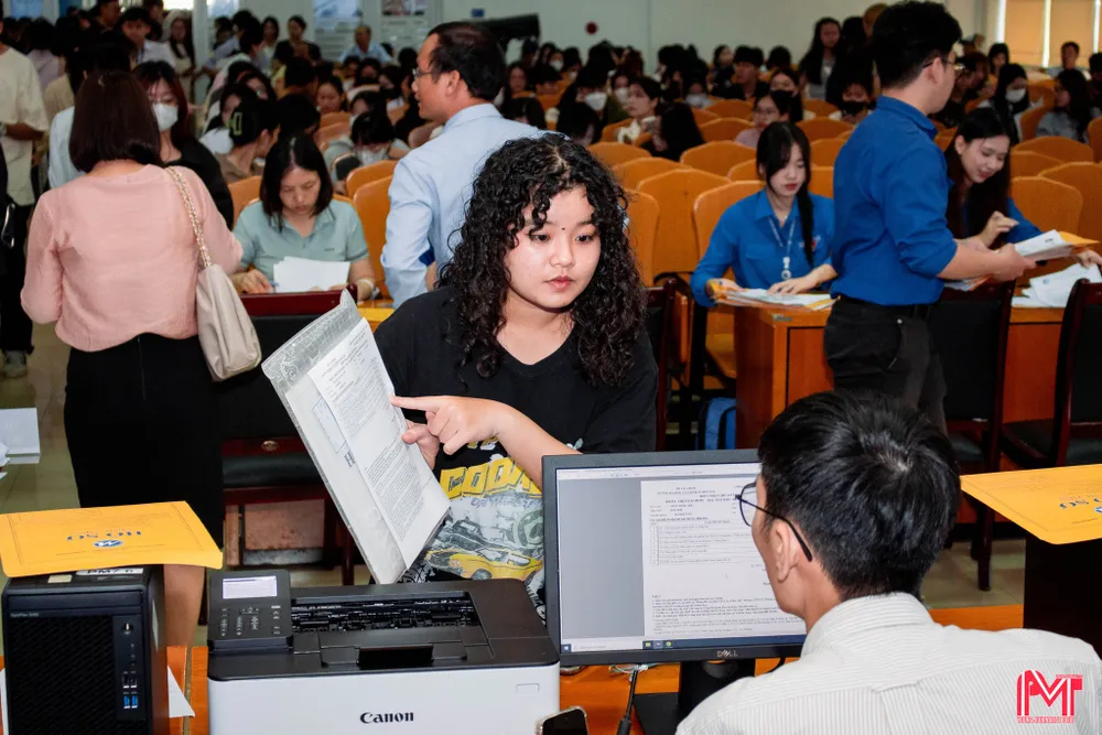 Tân sinh viên làm thủ tục nhập học tại Trường ĐH Tài chính Marketing. Học trực tuyến bão YAGI