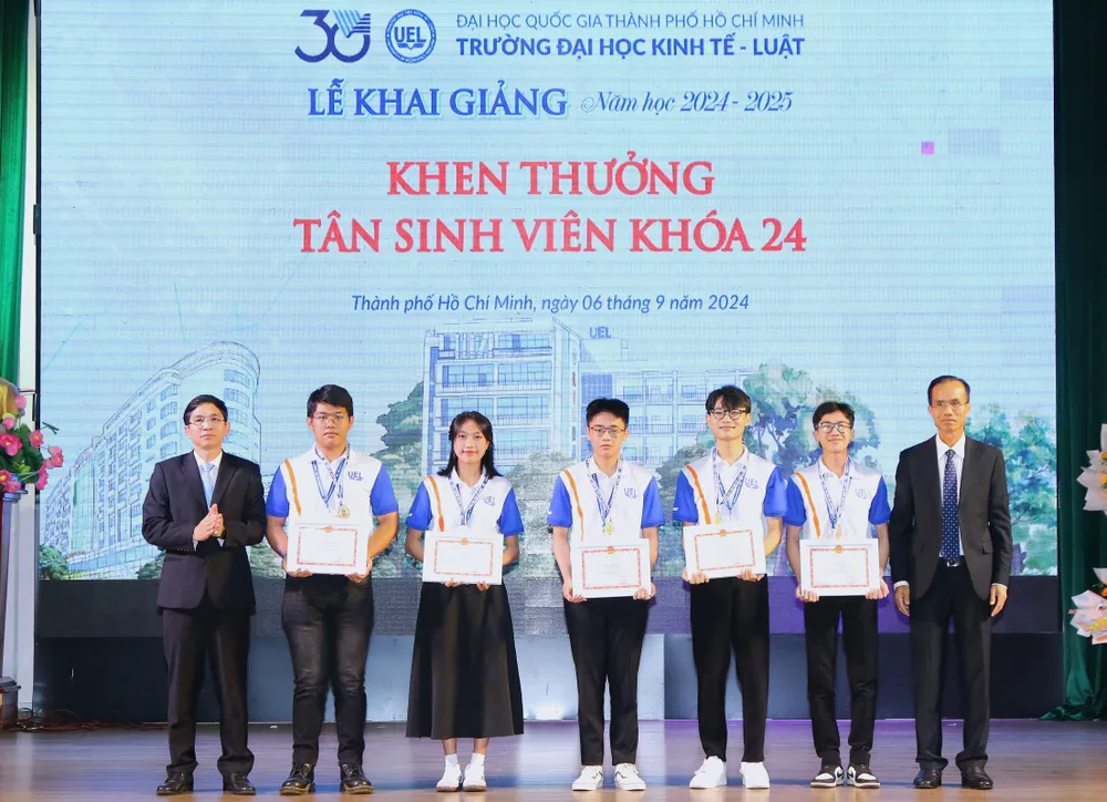 5 tân sinh viên là thủ khoa đầu vào nhận khen thưởng tại lễ khai giảng. Ảnh: PA Trường ĐH Kinh tế - Luật khai giảng