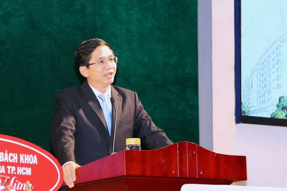 PGS.TS Hoàng Công Gia Khánh nhắn nhủ tân sinh viên tại buổi lễ truong-dh-kinh-te-luat-khai-giang (2).JPG
