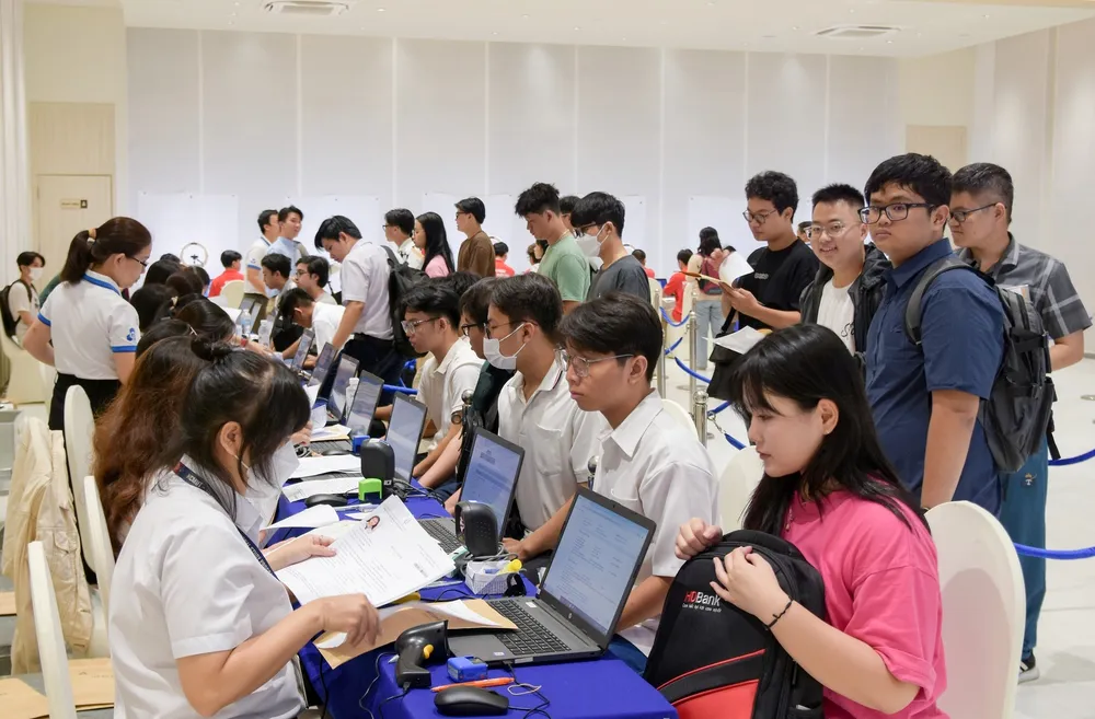 Đông tân sinh viên, phụ huynh làm thủ tục nhập học tại Trường ĐH Bách khoa (ĐH Quốc gia TP.HCM). Ảnh: QN giúp sinh viên khó khăn năm học mới