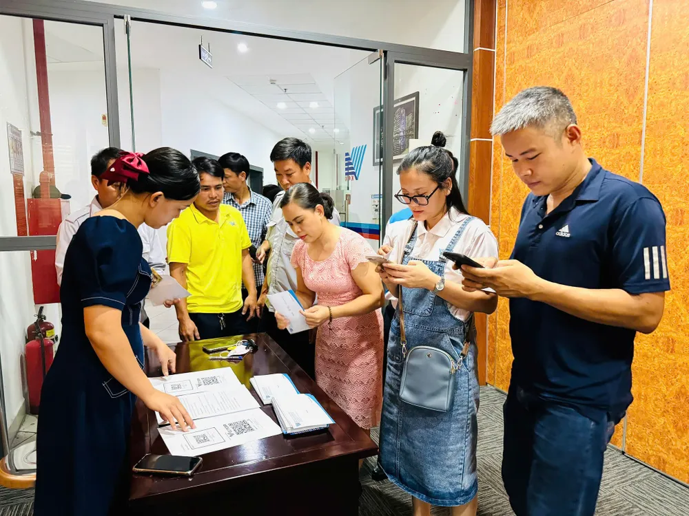 Cán bộ, nhân viên tại Trung tâm Quản lý Ký túc xá của ĐH Quốc gia TP.HCM thực hiện quyên góp. Ảnh: TTQLKTX ho-tro-dong-bao-baolu-so-3 (1).jpg