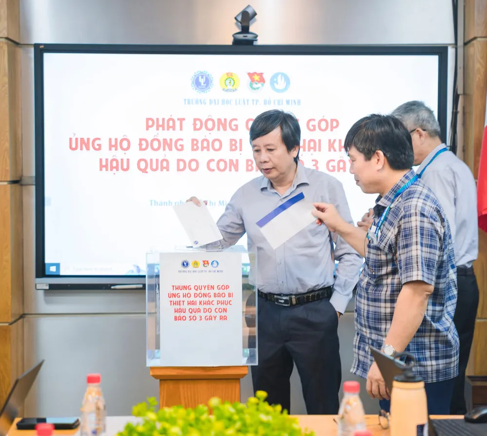 Cán bộ, giảng viên Trường ĐH Luật TP.HCM quyên góp hỗ trợ đồng bào các tỉnh phía Bắc bị ảnh hưởng bão số 3. Quyên góp hỗ trợ đồng bào bão số 3