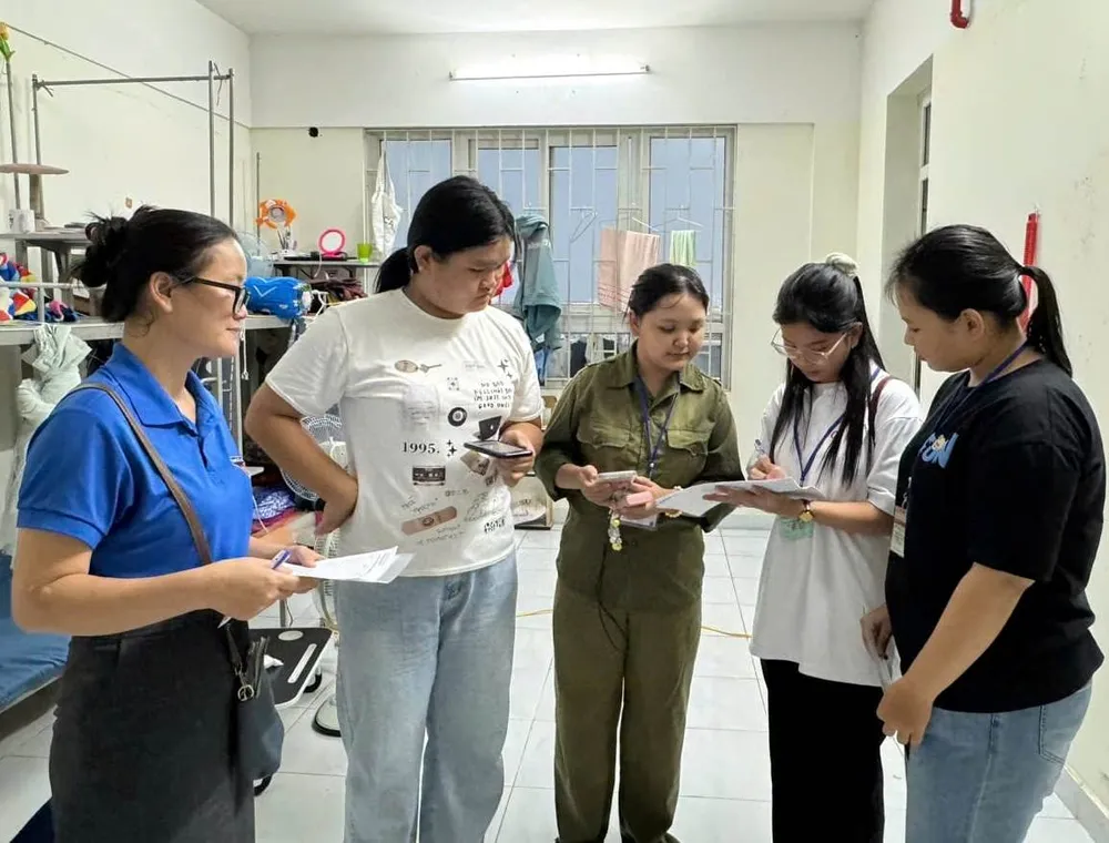 Sinh viên tại Ký túc xá ĐH Quốc gia TP.HCM quyên góp hỗ trợ đồng bào vùng lũ phía Bắc. Ảnh: TTQLKTX Quyên góp hỗ trợ đồng bào vùng lũ phía Bắc