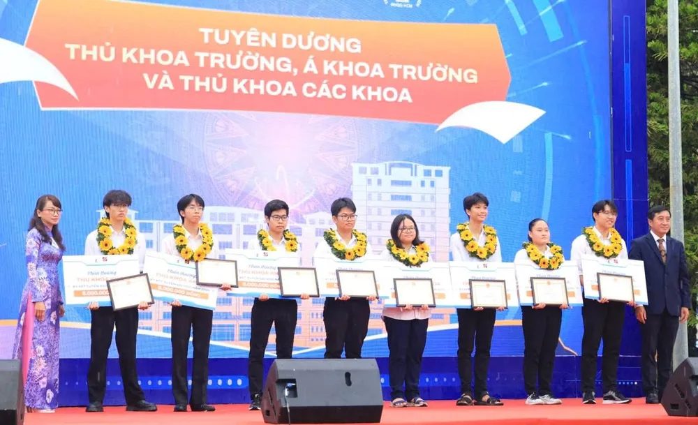 Những thí sinh có kết quả trúng tuyển xuất sắc được khen thưởng tại Lễ khai giảng. Ảnh: ĐHQG Trường ĐH Khoa học tự nhiên lễ khai giảng