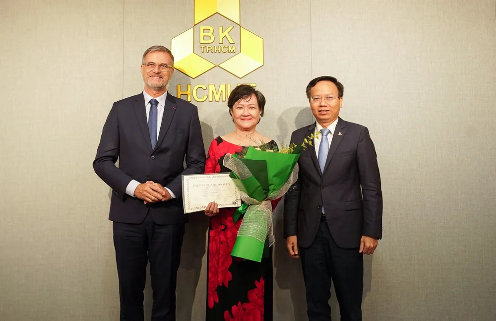 Tiến sĩ Phan Thị San Hà nhận Huân chương, hoa từ ông Olivier Brochet (bìa trái) và PGS.TS Mai Thanh Phong - Hiệu trưởng Trường ĐH Bách khoa. Huân chương cành cọ hàn lâm chính phủ Pháp