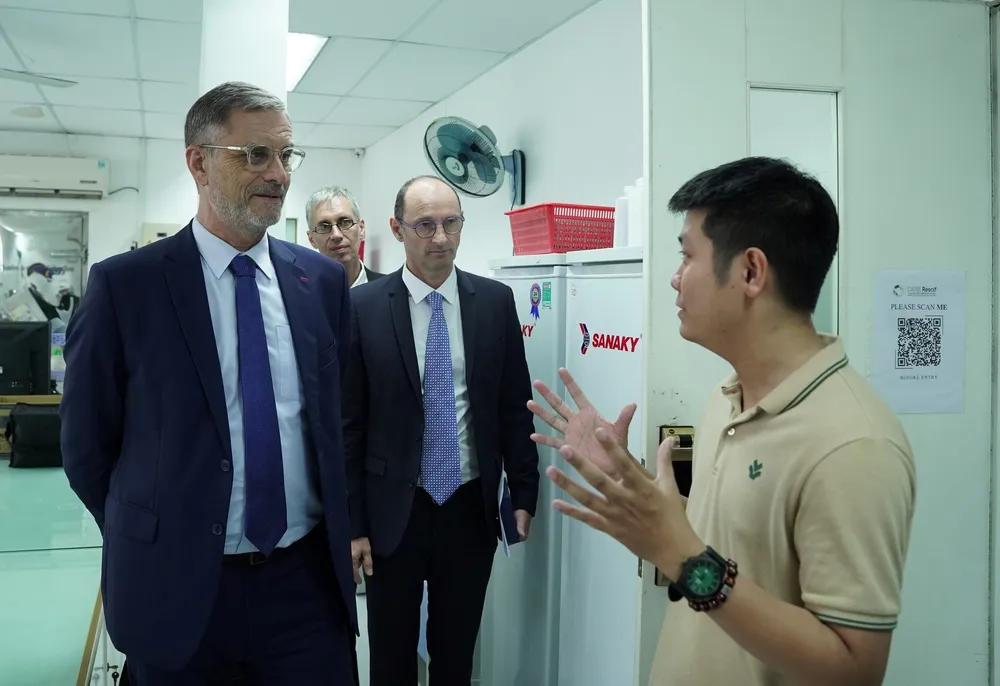 Phái đoàn thăm nơi học tập, làm việc của sinh viên, giảng viên Trường ĐH Bách khoa. Ảnh: QN huan-chuong-canh-co-han-lam (2).jpg