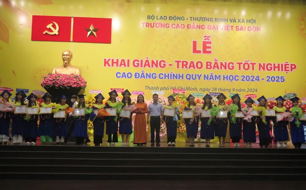 Những tân cử nhân xuất sắc được khen thưởng tại lễ khai giảng và tốt nghiệp. Ảnh: P.A Sinh viên nhận học bổng khuyến khích học tập