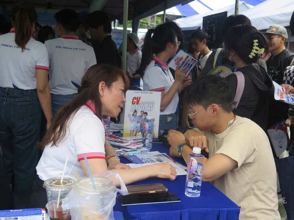 Sinh viên được tìm hiểu và tham gia phỏng vấn trực tiếp với nhà tuyển dụng sinh-vien-truong-dh-bach-khoa-tphcm-viec-lam (4).jpg