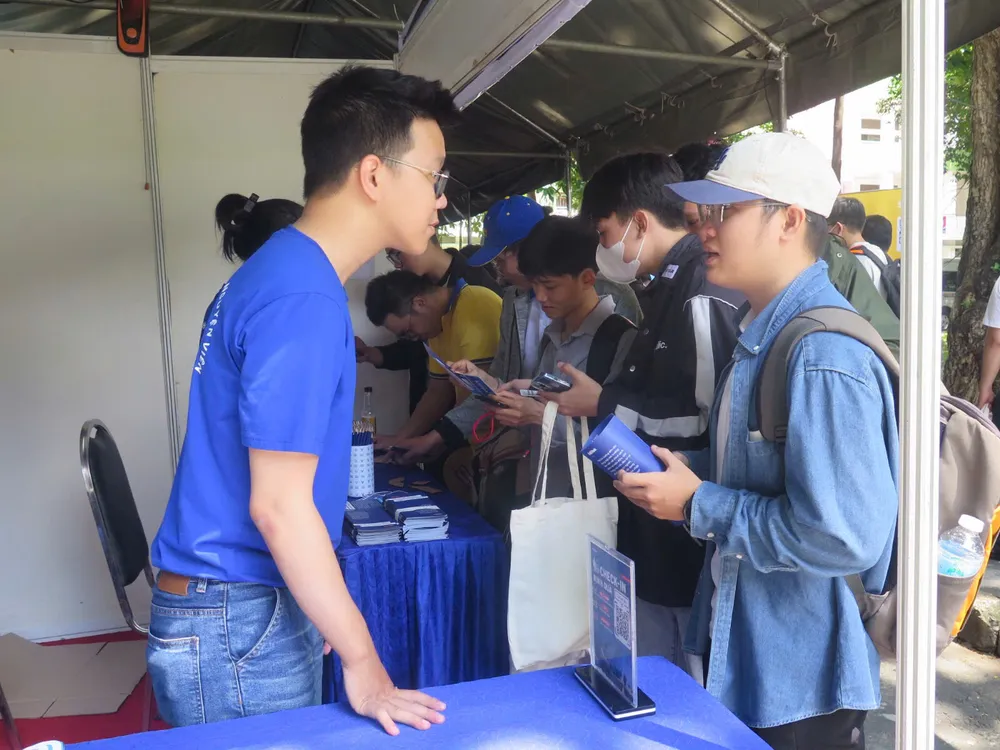 Sinh viên tìm hiểu thông tin việc làm tại các doanh nghiệp. Ảnh: P.A sinh-vien-truong-dh-bach-khoa-tphcm-viec-lam (6).jpg