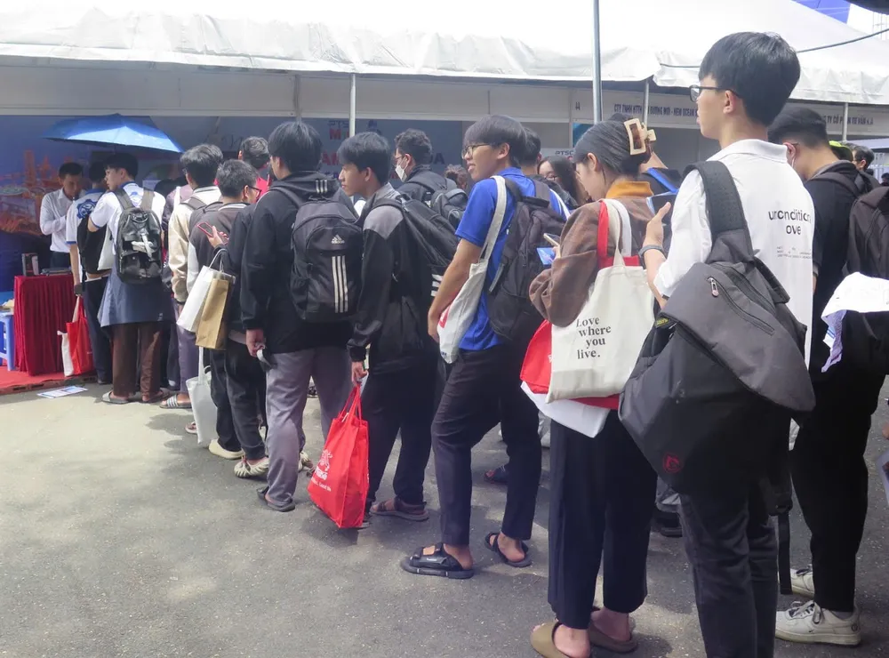Đông sinh viên đội nắng, xếp hàng chờ đến lượt ứng tuyển việc làm tại các gian hàng của doanh nghiệp. Ảnh: PA sinh viên Trường ĐH Bách khoa tìm việc làm