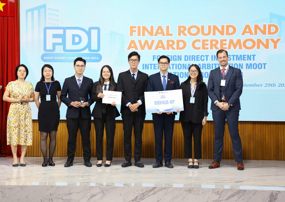 Đội Crawford đến từ Học viện Ngoại giao nhận giải Á quân. Ảnh: NTCC cuoc-thi-fdi-moot-2024-sinh-vien-luat (1).jpg