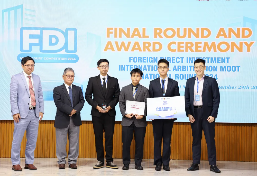 Đội Winiarski đến từ Trường ĐH Ngoại thương nhận giải quán quân Chung kết cuộc thi FDI Moot năm 2024